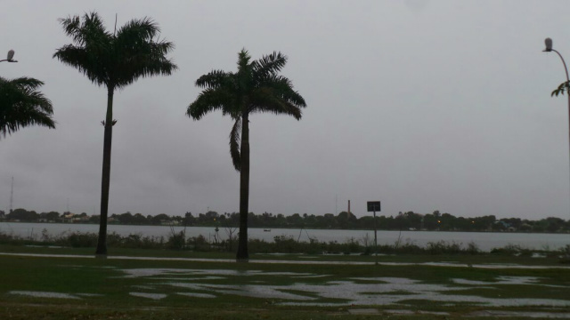 A chuva iniciou na madrugada e estendeu-se até a manhã desta terça-feira (26). (Foto: Ricardo Ojeda)