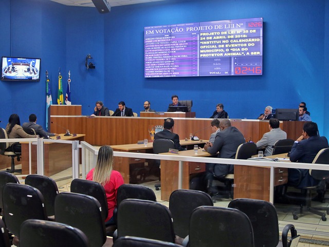 Além dos projetos apreciados, os vereadores usaram a tribuna para apresentar indicações e requerimentos, sendo que estes chamaram a atenção dos parlamentares (Foto/Assessoria)