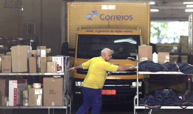 Programas de cortes em estatais preveem desligamento de mais de 25 mil funcionários Funcionário dos Correios, no Rio de Janeiro; estatal lançou PDV com previsão de adesão de 7,3 mil funcionários — Foto: Ricardo Moraes/Reuters