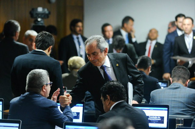 Raimundo Lira (de pé) cumprimenta Antonio Anastasia na chegada à comissão (Foto: LAFUENTE/Agência Senado)