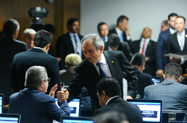 Raimundo Lira é eleito presidente da comissão do impeachment no senado Raimundo Lira (de pé) cumprimenta Antonio Anastasia na chegada à comissão (Foto: LAFUENTE/Agência Senado)