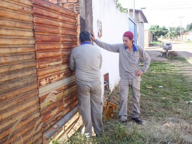 Notificações por dengue crescem 26% e Saúde confirma 18 mortes em MS Agentes de saúde observam terreno em Campo Grande (Foto: Paulo Francis/Arquivo)