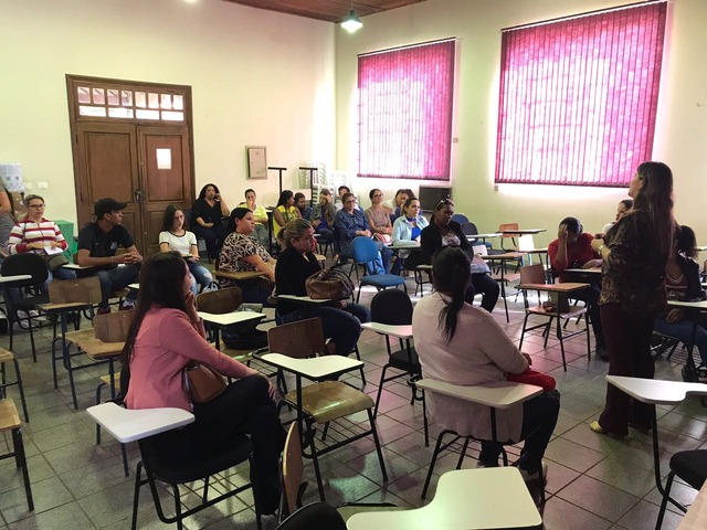 Dúvidas e orientações serão dadas aos estudantes de psicologia, pedagogia e educação física que cuidam das crianças inclusas da REME (Foto/Assessoria)