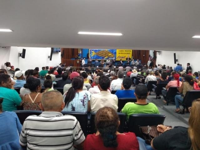 Pescadores pedem suspensão de 120 dias em lei que muda regras nos rios Audiência lotou plenário da Assembleia nesta tarde. (Foto: Danielle Valentim)