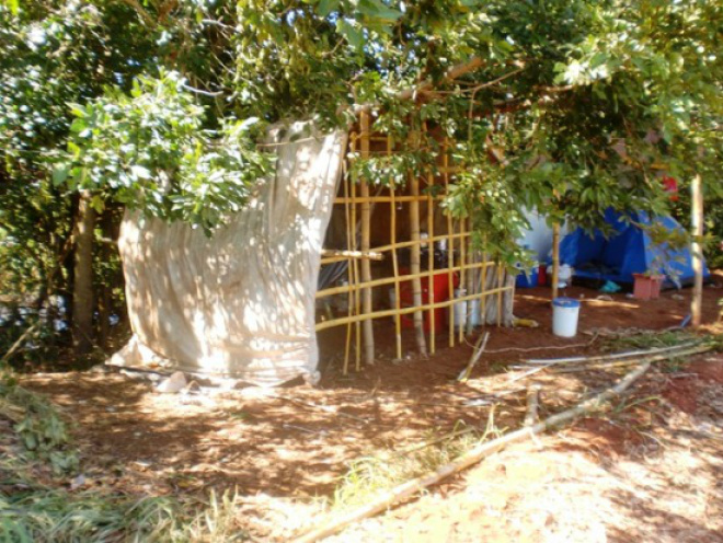 O autor construiu cinco barracos na área de preservação permanente (APP) (Foto: PMA)
