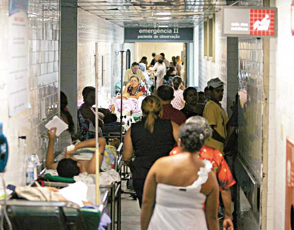 Com os parcos recursos aplicados, os corredores dos hospitais continuam lotados de pacientes (Foto: Google)