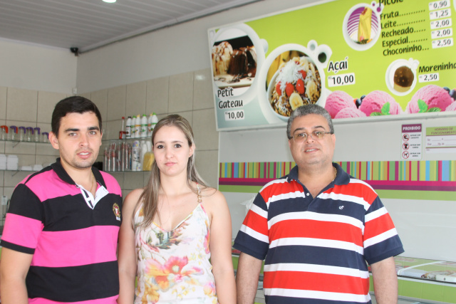 Casa do Sorvete inaugura na cidade trazendo novos sabores e tendências geladas Juntamente com Robson, Wellinton Freitas e Priscila Rezende participaram da inaguração (foto: Fábio Jorge)