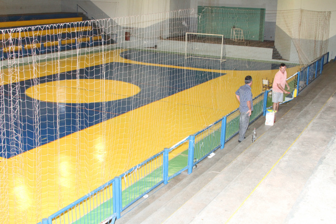 Começa neste domingo no Ginásio de Brasilândia o Campeonato de Futsal Pintura da quadra e arquibancada ocorreu durante esta semana. Foto: Divulgação/Assessoria