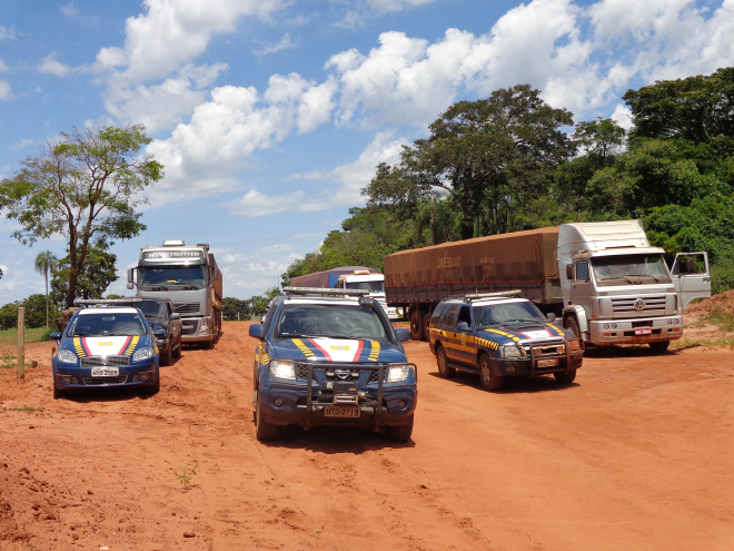 PRF apreende três carretas carregadas de cigarros Um dos motoristas das carretas foi preso junto com outro que servia de