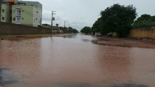Depois da chuva, trânsito de pedestres ficou impossibilitado em várias ruas (Foto: Ricardo Ojeda)