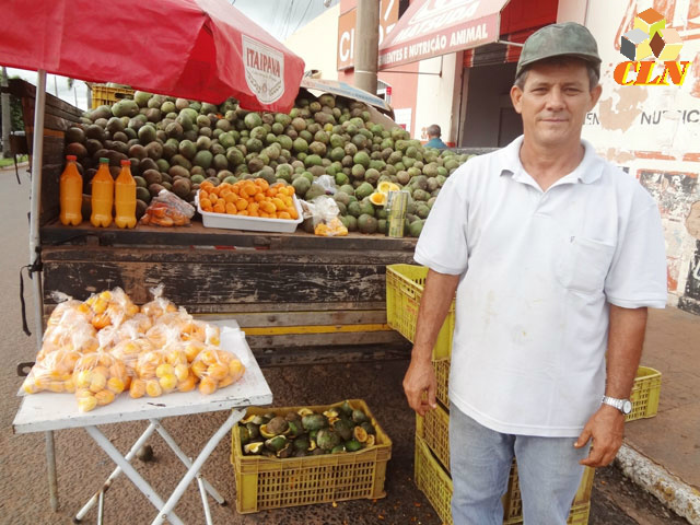 Pequi ganha espaço e admiradores em Aparecida do Taboado Edivaldo José Cândido vende o pequi aos sábados em Aparecida do Taboado (Foto: Mariele Machado)