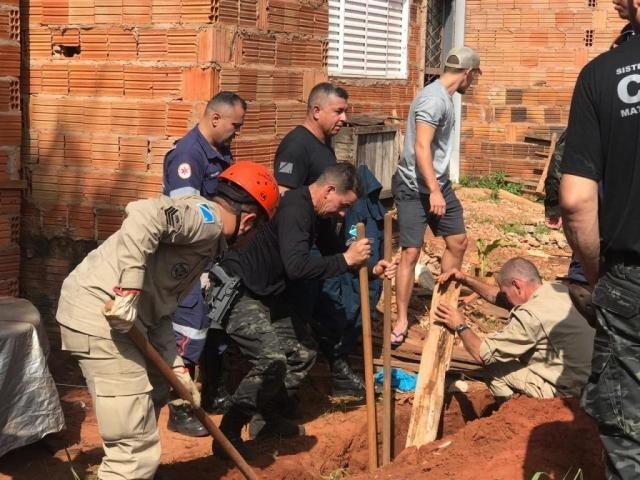 Bebê de um ano morre após cair de cabeça em buraco em Campo Grande Acidente mobilizou equipes do Bombeiros, Samu e policiais (Foto: Liniker Ribeiro)