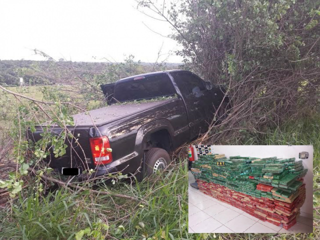 Na tentativa de fuga, o motorista acabou batendo em um barranco; no detalhe, os tabletes com os três tipos de entorpecentes (Foto: Divulgação)