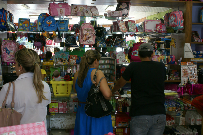 Pesquisar preço economiza na hora de comprar o material escolar Movimento nas papelarias aumenta nessa época do ano. Foto: Arquivo/Perfil