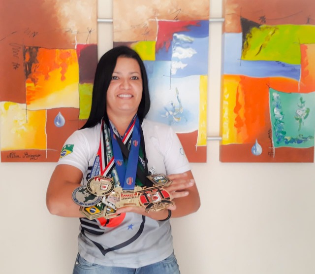 Multicampeã, primeira três-lagoense faixa-preta de karatê começou a treinar aos 30 anos Lilian mostra algumas das medalhas que conquistou em nove anos de karatê. Foto: Marcia Hellen