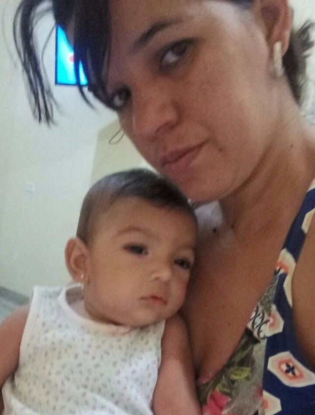 Negligência em hospital de Castilho pode ter causado morte de bebê de 7 meses Danúbia segura Giovana enquanto aguardam atendimento em Castilho. (Foto: Arquivo Pessoal)