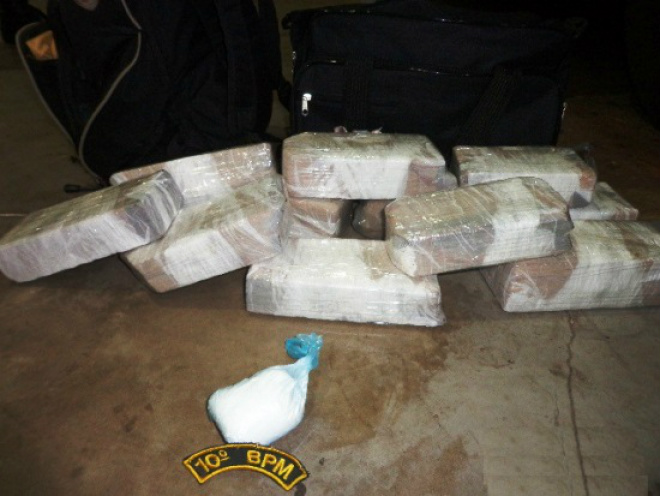 Adolescente apreendido com droga pela 2º vez em dois meses O garoto foi indagado sobre o conteúdo da bagagem e disse ser maconha (Foto: 10ºBPM)