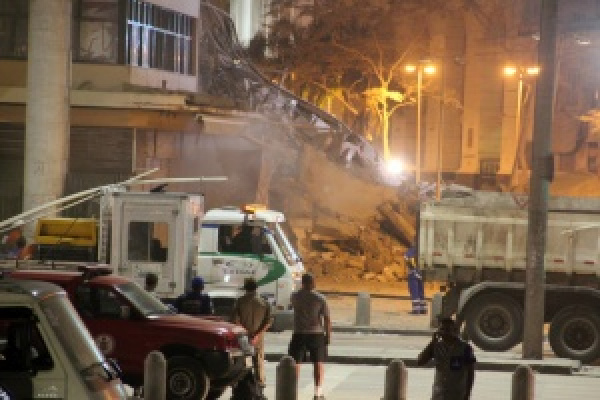 Dois prédios desabaram ontem à noite no centro do Rio de Janeiro. (Foto: Agência Brasil)