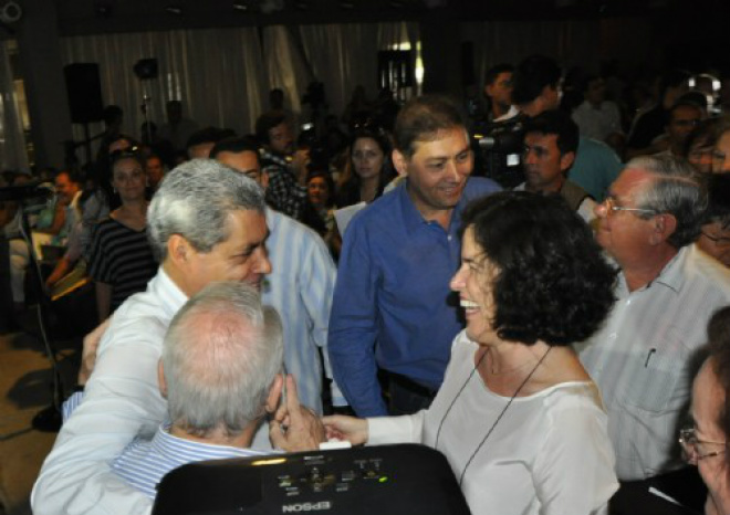 Prefeita participa de reunião com governador e prefeitos de MS Márcia Moura e o governador André Puccinelli durante reunião. Foto: Divulgação/Assessoria