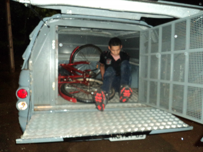 Rapaz tenta assaltar vítima usando ferro e acaba sendo preso pela polícia Rapaz de 20 anos foi preso e encaminhadoao Depac
Foto: Divulgação