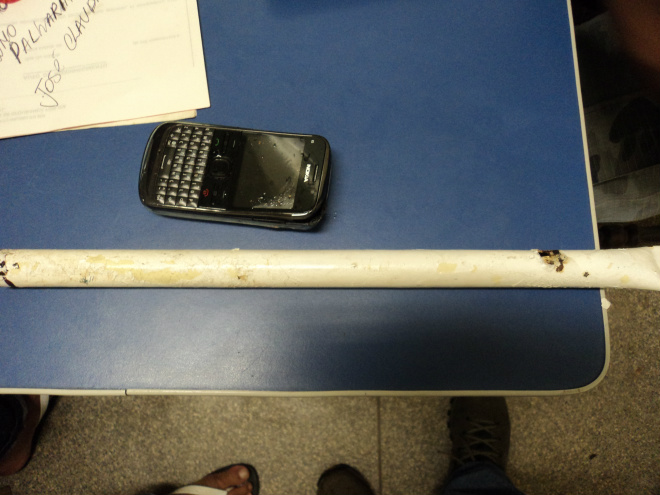 Rapaz tenta assaltar vítima usando ferro e acaba sendo preso pela polícia Celular furtado e a barraca de ferro usada no crime
Foto: Divulgação
