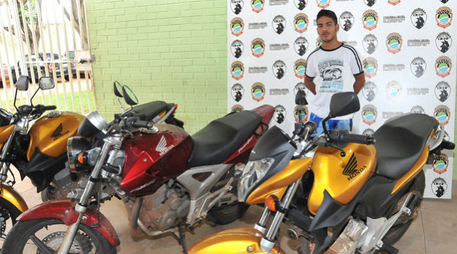Preso acusado de roubar motos para praticar assaltos Foto: VALDENIR REZENDE/CORREIO DO ESTADO
Três motocicletas roubadas foram apreendidas