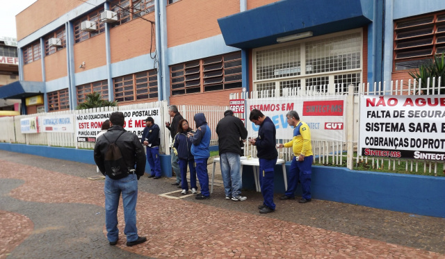 Trabalhadores dos Correios fazem paralisação de 24h em defesa de direitos e melhores condições de trabalho Em Campo Grande os trabalhadores estão se concentrando em frente ao Centro Operacional. (Foto: Assessoria)