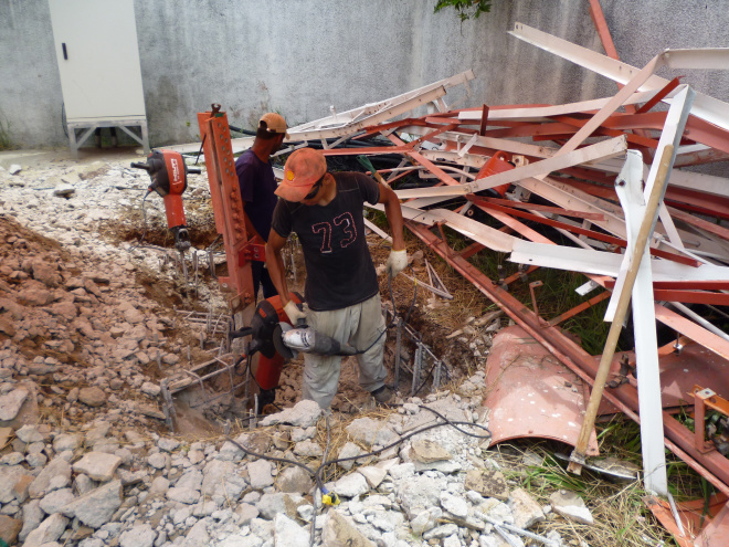 De acordo com os funcionários que estão trabalhando na obra, o prazo para retirar totalmente a torre é de 10 dias