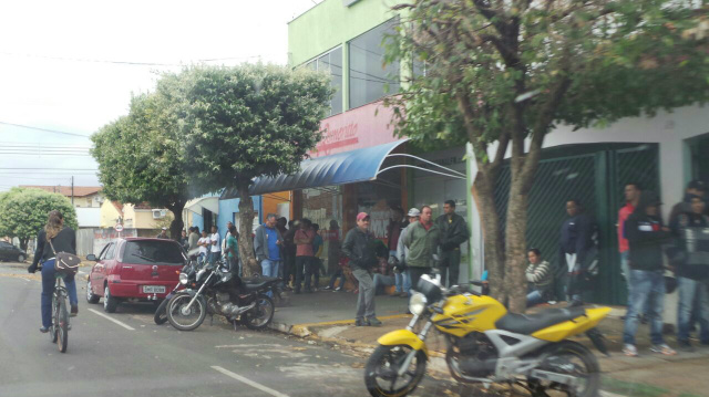 Fila do Ciat já era extensa por volta das 6h30 desta quarta-feira, dia 27. (Foto: Ricardo Ojeda)