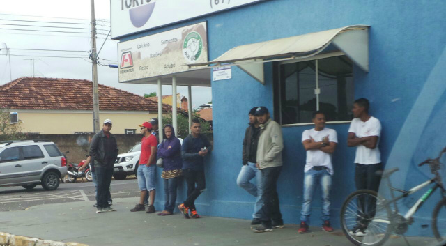 Desempregados de várias regiões do país chegaram à Três Lagoas em busca de um emprego. (Foto: Ricardo Ojeda)