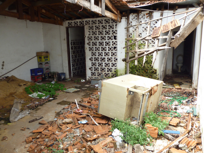 Casa abandonada serve como ponto para moradores de rua