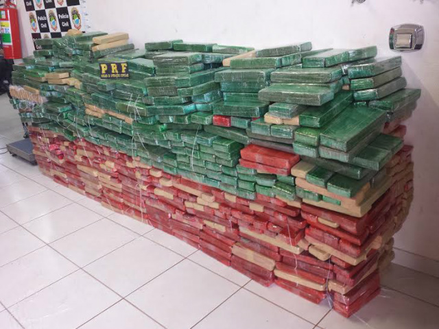 Jovem tenta fuga com Amarok, mas acaba preso com mais de 1,5 ton de maconha, haxixe e cocaína Na pesagem, foram totalizados 1.401 kg de maconha, 990 gramas de cocaína e 600 gramas de haxixe (Foto: Divulgação)