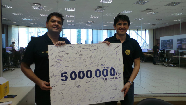 Em 40 meses de atividades, Eldorado atinge marca mundial de produção de celulose Marcelo Martins, gerente de Produção e Fabio Nakano, gerente geral da Eldorado exibem folha de celulose comemorativa ai recorde mundial de 5 milhões de toneladas produzidas em 40 meses (Foto: Ricardo Ojeda)