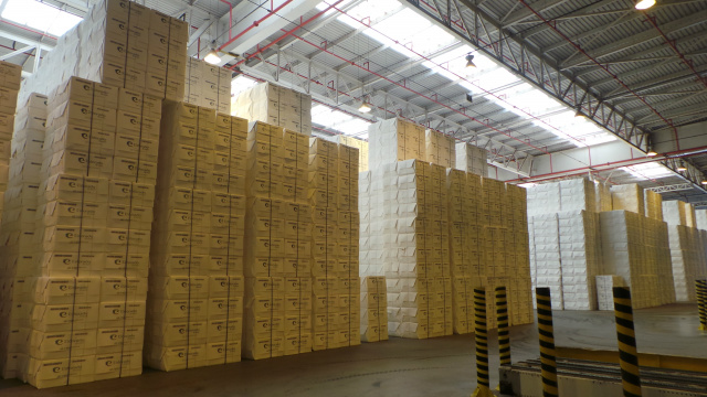 Em 40 meses de atividades, Eldorado atinge marca mundial de produção de celulose Produção de celulose da Eldorado Brasil abastece mercado externo, principalmente o continente Asiático. Cerca de 180 a 200 carretas saem diariamente da fábrica com destino ao porto de Santos, onde a empresa possui um terminal próprio. veja nas fotos abaixo (Fotos: Ricardo Ojeda)