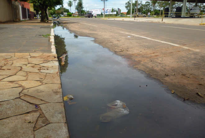 Faltam locais para escoar a água em Três Lagoas Grande quantidade de lixo estão nas poças de água parada