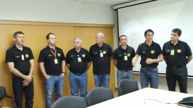 Em 40 meses de atividades, Eldorado atinge marca mundial de produção de celulose Gerentes da Eldorado Brasil receberam profissionais da imprensa usando camisetas comemorativa ao recorde de produção atingido (Foto: Ricardo Ojeda)