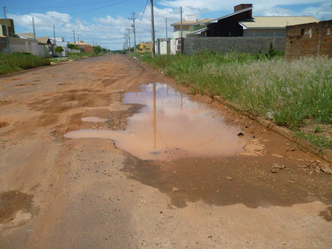 Ruas com água parada e muito buraco é cenário comum para os moradores do Parque dos Ipês (Foto: Dionísia Busato)