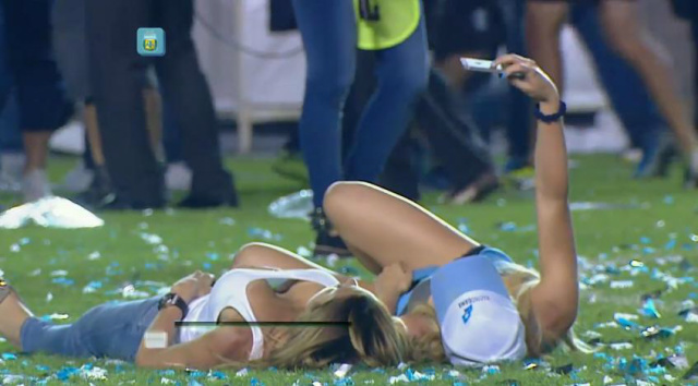 As duas belas, deitadas no campo fazem selfie, que está bombando na internet (Foto: Globo Esporte)