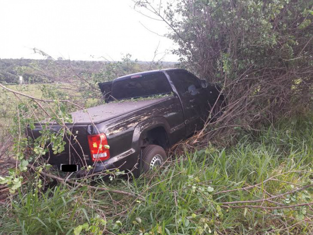 A caminhonete colidiu contra um barranco coberto de matagal, durante a tentativa de fuga do motorista (Foto: Divulgação)