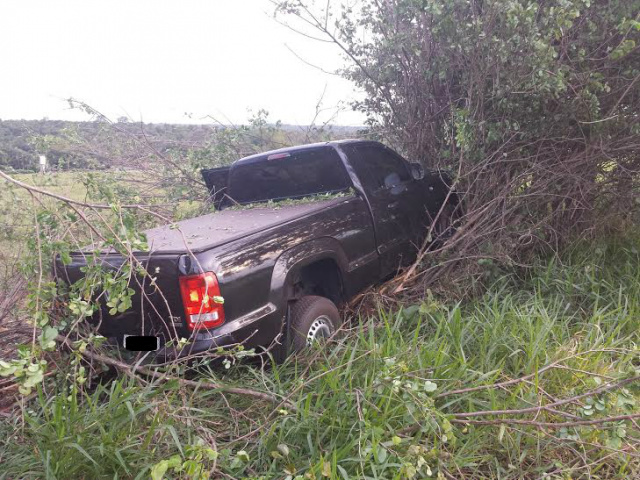Jovem tenta fuga com Amarok, mas acaba preso com mais de 1,5 ton de maconha, haxixe e cocaína A caminhonete colidiu contra um barranco coberto de matagal, durante a tentativa de fuga do motorista (Foto: Divulgação)