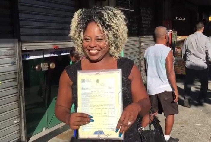 A espera de 25 anos acabou: Cleusa 'de mala e cuia' assina o divórcio Cleusa na porta do cartório antes de assinar o divórcio - Reprodução de vídeo / O Dia