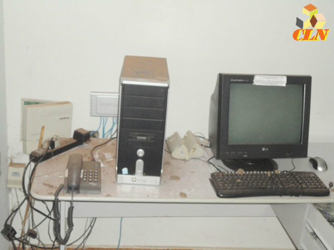 Os criminosos levaram 2 computadores e uma televisão de 14 polegadas tela plana (Foto: CLN)