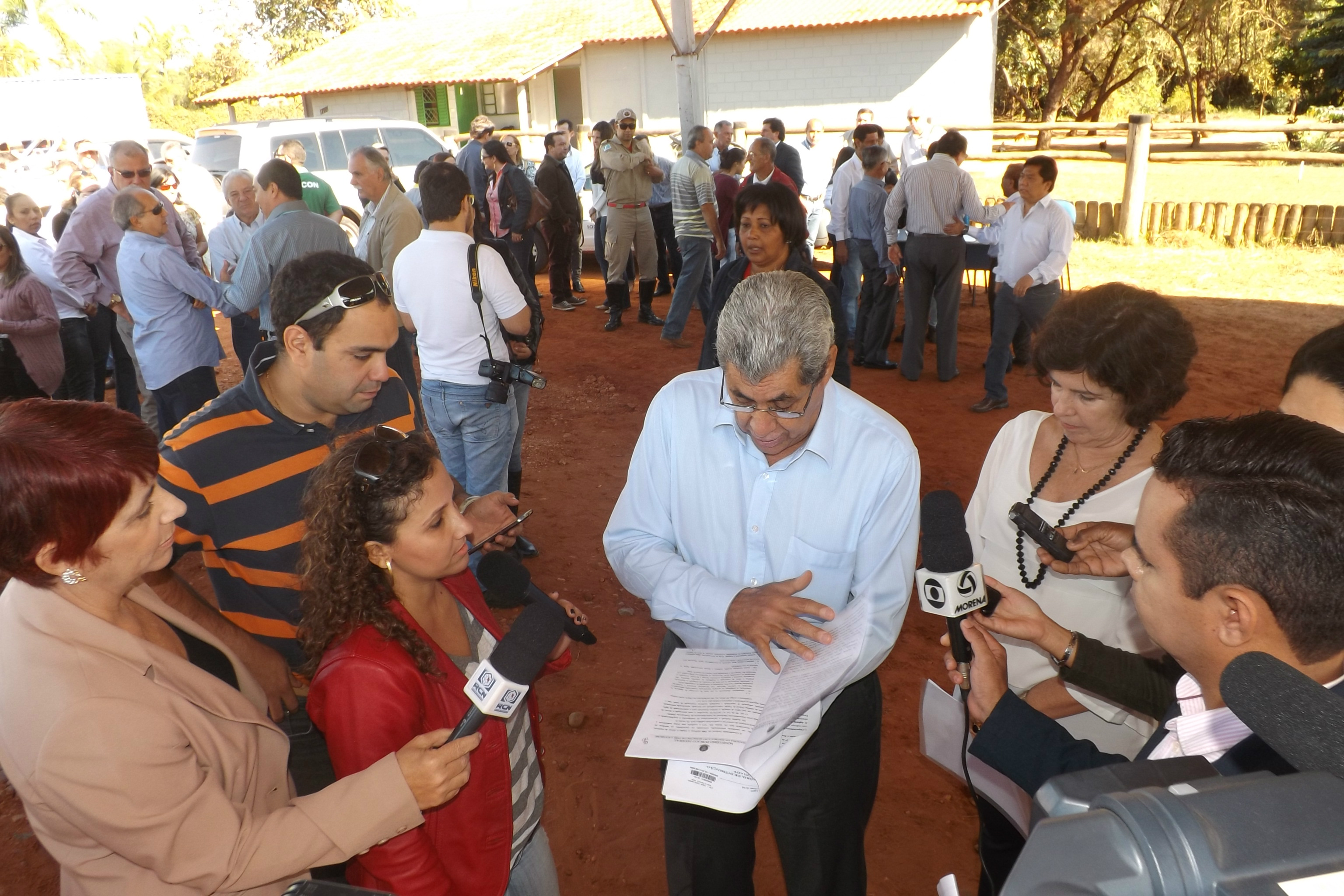 André determina reativação do contorno ferroviário e obras devem ser concluídas em seis meses Com os jornalistas, o governador fala sobre a demanda judicial que determinou o imediato reinício das obras (Foto: Edivelton Kologi)