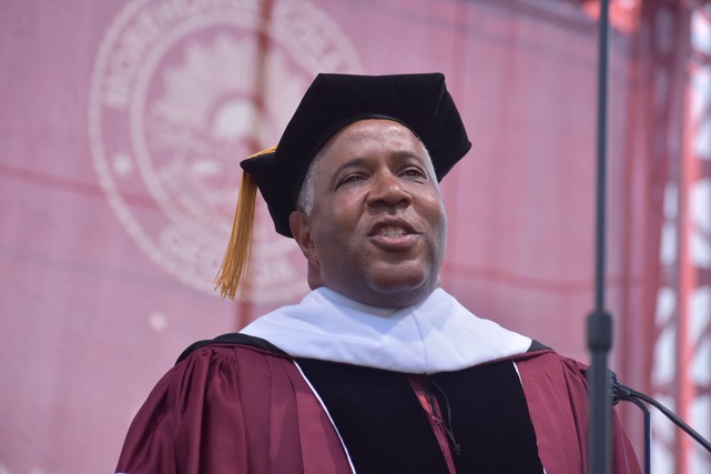 Bilionário promete pagar dívida de formandos em universidade nos EUA Robert F. Smith tem fortuna estimada em US$ 5 bilhões. Foto: Reprodução Twitter.