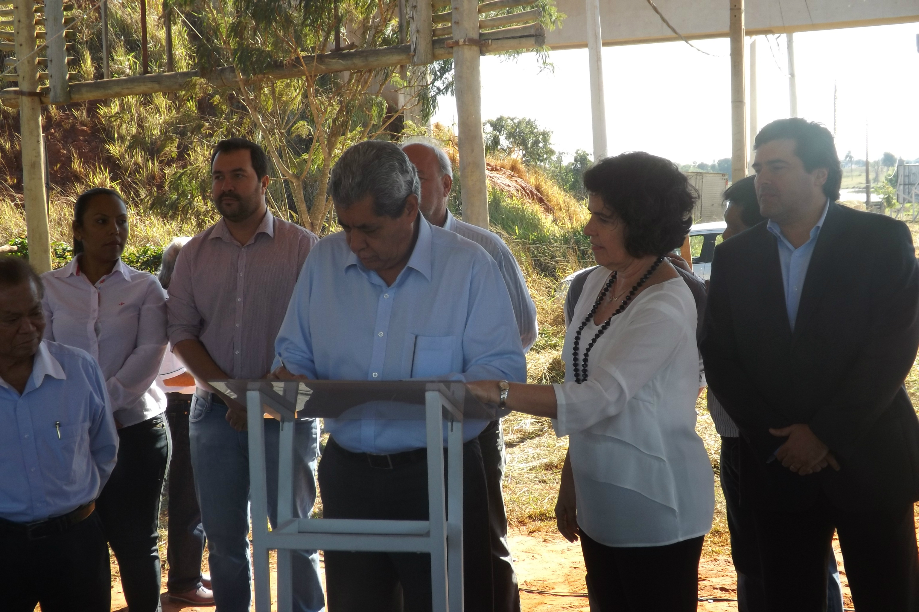 André determina reativação do contorno ferroviário e obras devem ser concluídas em seis meses André assina a ordem de serviço determinando a retomada das obras de construção do contorno (Foto: Edivelton Kologi)