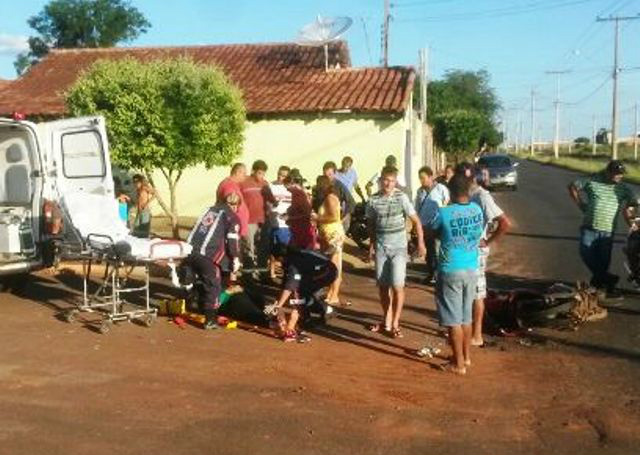 Socorristas do SAMU atendem a vítima ainda no local do acidente e depois a encaminham à UPA (Foto: Celso Daniel)