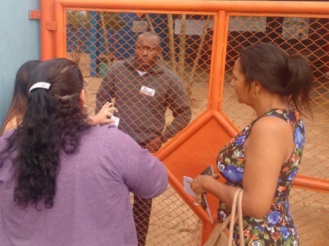 Inscrições para o Encceja começam hoje pela internet Inscritos que não conseguiram chegar a tempo para prova do Encceja, em frente à escola municipal no Bairro Dom Antônio Barbosa em 2017 (Foto: Marcos Ermínio/Arquivo)