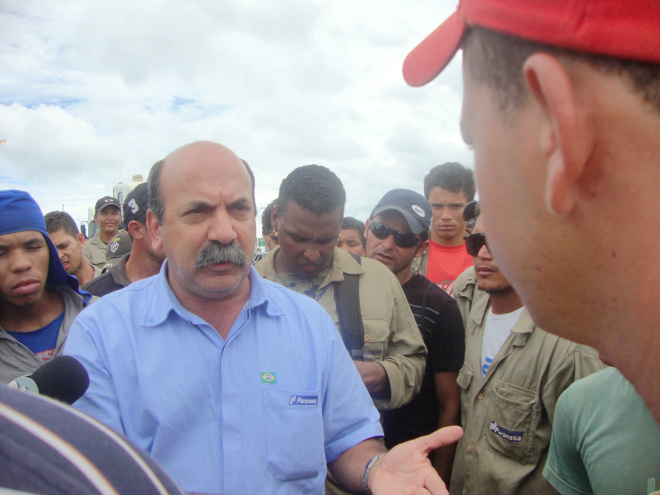 Pedro Cardoso durante conversa com os operários da Paranasa
Foto: Cristiane Vieira