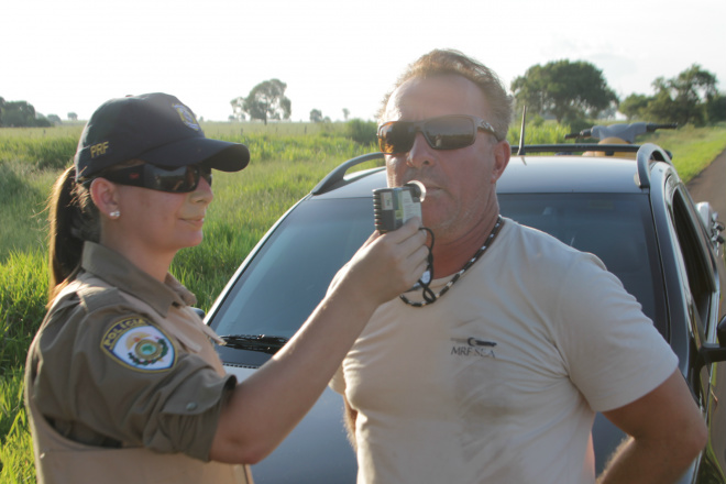 Motoristas faz teste com etilômetro para medir se havia bebido alguma substância alcoólica e passou no teste, sendo liberado em seguida (Foto: Ricardo Ojeda) 