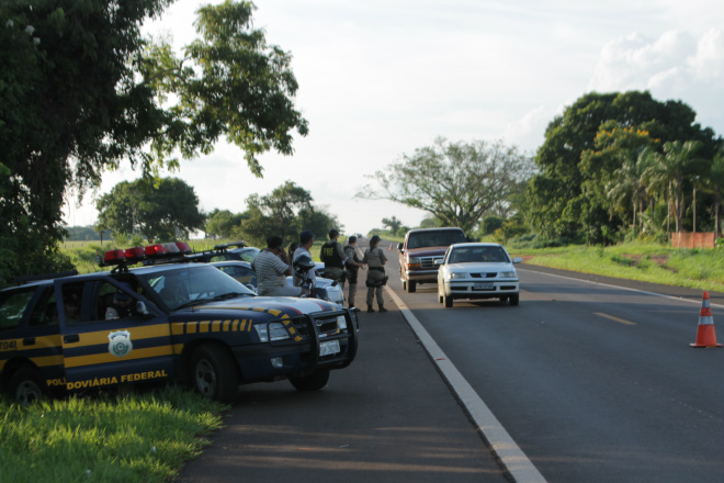 Os patrulheiros fiscalizaram mais de 280 veículos e motocicletas que passaram pela BR 158, via de acesso aos ranchos e balneários de Três Lagoas (Foto: Ricardo Ojeda)